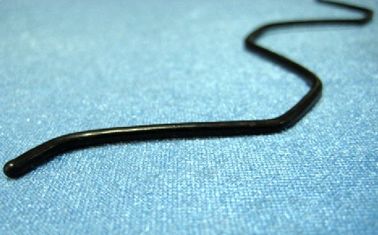 la hoja de metal del recubrimiento plástico del diámetro de 2m m perfila el alambre de acero del zigzag, 2000m m largos